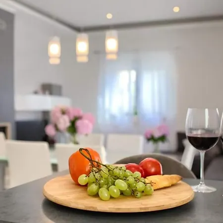 Emily וילה מדולין